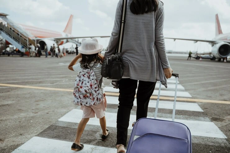 Mor og datter på tur med en koffert for å reise