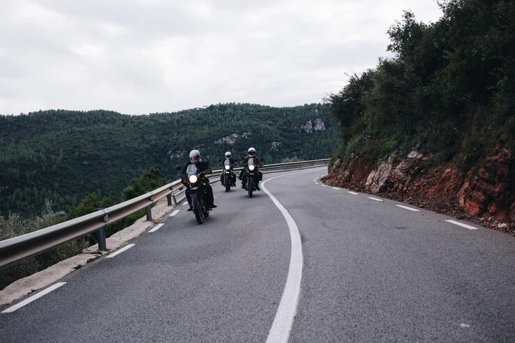venner Gruppe av motorsyklister på fjellvei