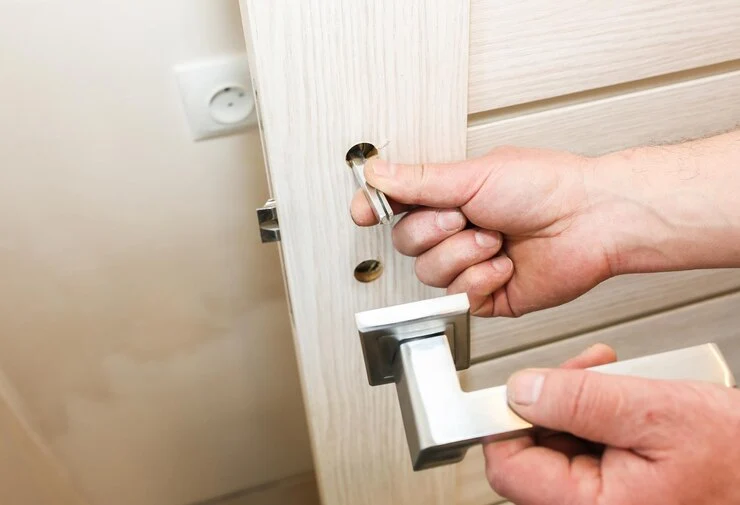 Låsesmed som installerer dører og reparerer håndtak