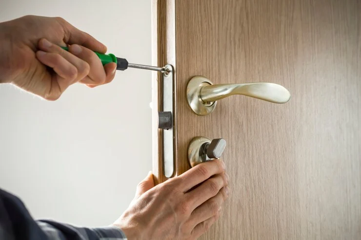 låsesmedreparasjoner-dørlåsinstallasjon-dørhåndtak med verktøy